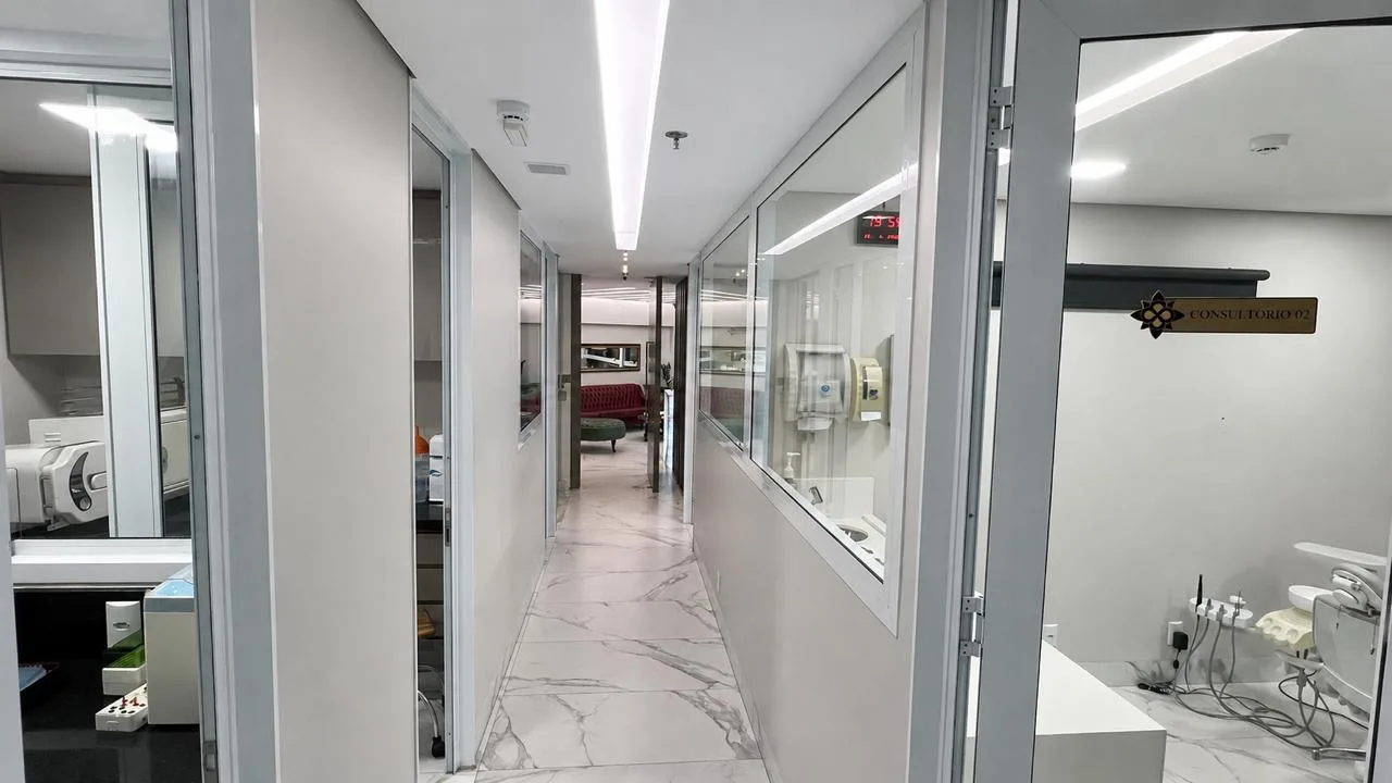 Corredor Clínico Envidraçado
